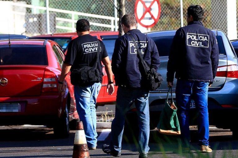 Bolsonaro assina parecer que garante aposentadoria integral a policiais