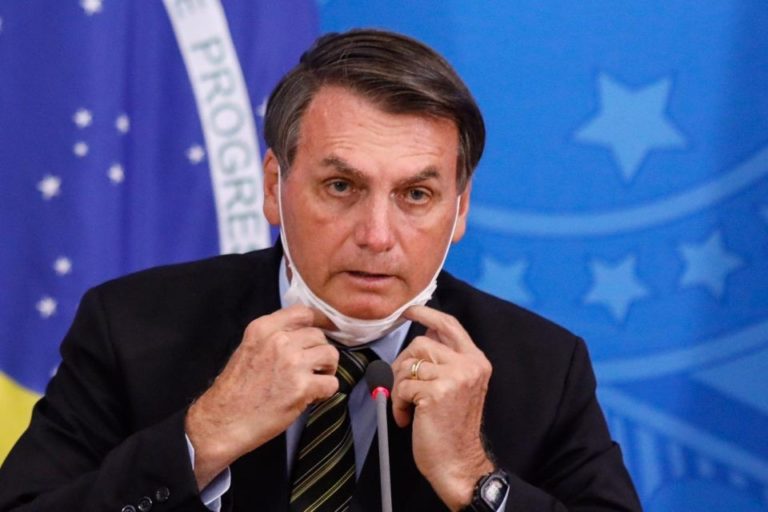 Com febre, Bolsonaro faz exame de Covid-19 e toma hidroxicloroquina