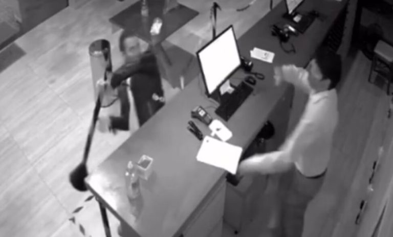 VÍDEO: Bateu…Levou! Atacou o atendente do hotel e levou uma surra