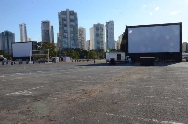 Drive-in inicia atividades no estacionamento do Serra Dourada