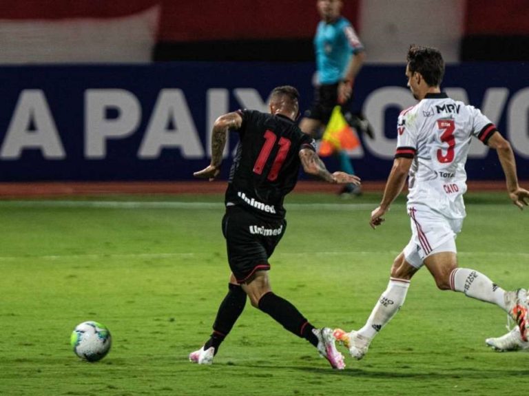 Atlético-GO atropela e aplica segunda derrota do Flamengo no Brasileirão