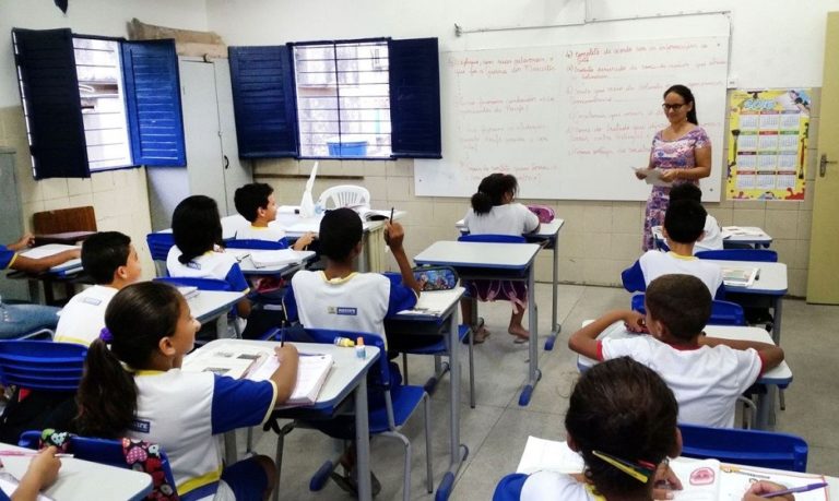 GDF prorroga contratos de professores temporários