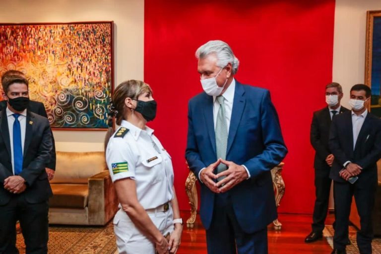 Governador Ronaldo Caiado promove primeira médica ao posto de coronel da PM