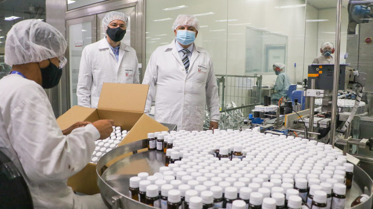 Ibaneis visita fábrica do Distrito Federal que produz a vacina Sputnik V contra a covid-19