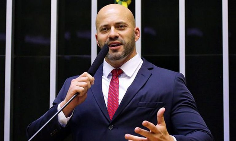 Deputado Daniel Silveira deixa PF e vai para batalhão prisional