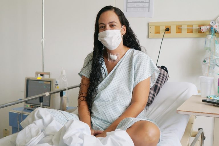 Após 22 dias do parto, mãe curada da covid-19 vê filho pela primeira vez