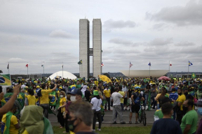O silêncio da mídia e a força do povo