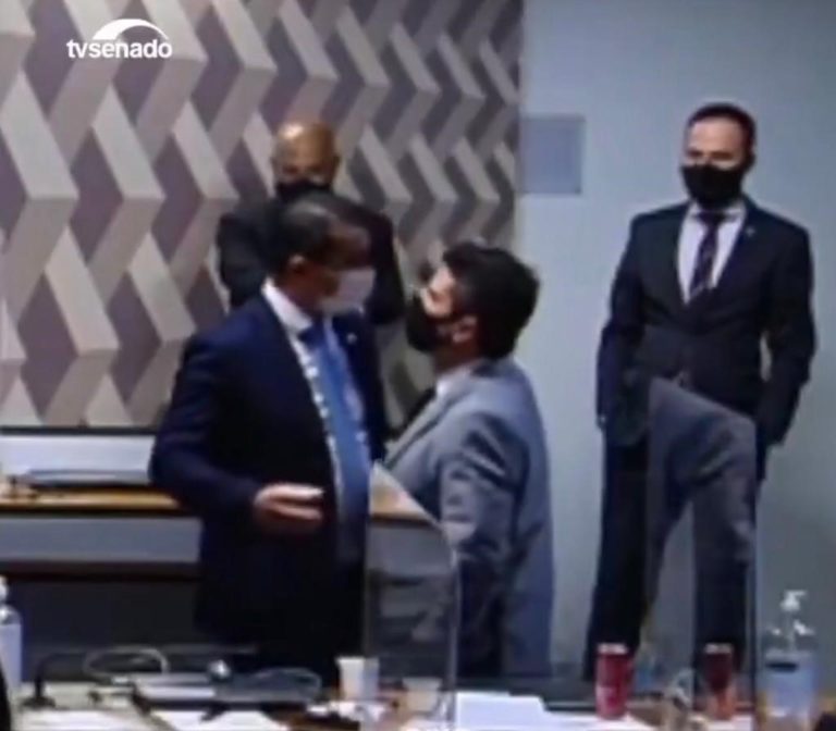 VÍDEO: Deputado Luis Miranda e senador Marcos do Val se desentendem em intervalo da CPI da Covid