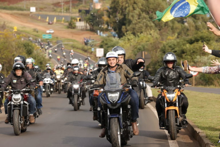 Mais um show de Bolsonaro em motociata. Agora em Chapecó-SC com prefeito na garupa