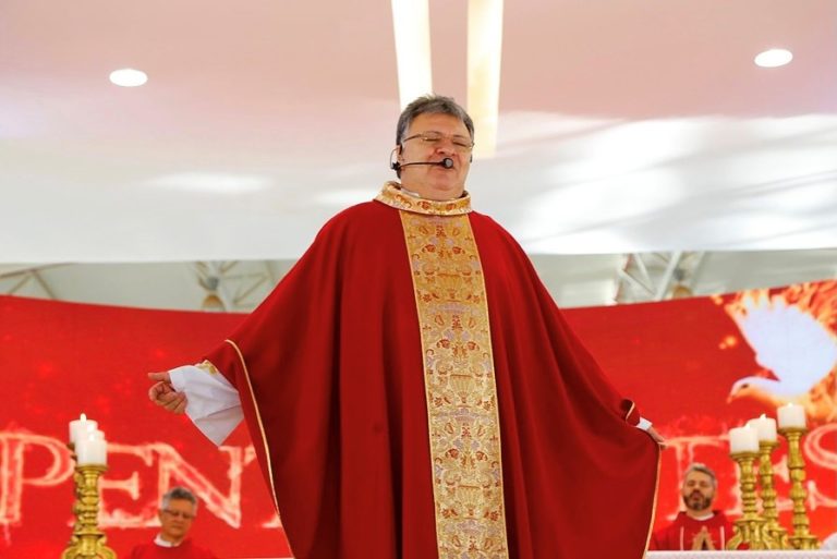 Padre Moacir Anastácio está internado com covid-19 no Hospital Santa Luzia
