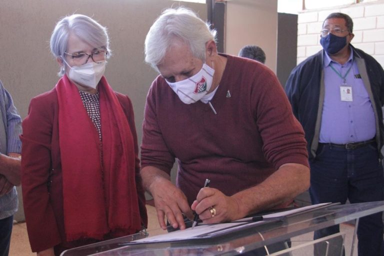 ADASA doa eletrônicos para rede pública de ensino