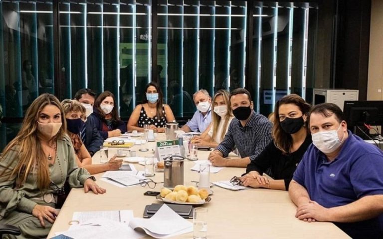 Ministério da Saúde prejudica vacinação no DF, oposição propaga fake news e classe política se omite