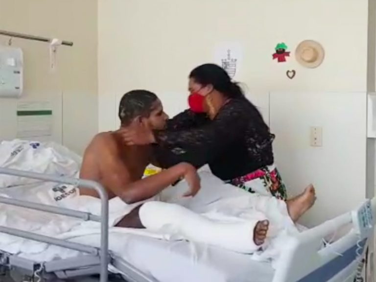 Mãe e filho se reencontram depois de 17 anos