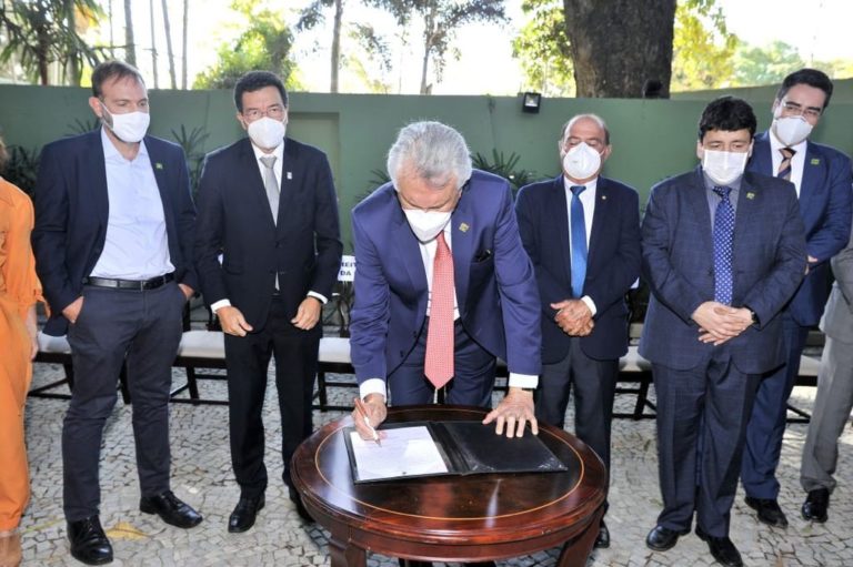 Caiado assina convênio com Universidade Federal de Goiás para gestão de 17 Colégios Tecnológicos e seis Escolas do Futuro, com reformulação da Orquestra Filarmônica de Goiás