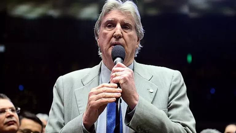 Moraes proíbe Sérgio Reis e outros de se aproximarem da Praça dos Três Poderes