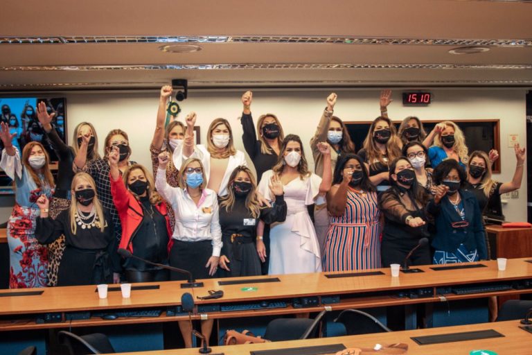 Movimento Virada Feminina recebe homenagem da bancada feminina