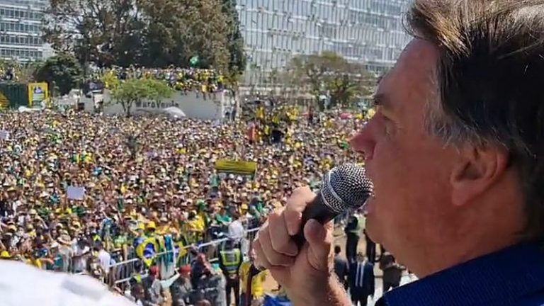Alvoroço da imprensa, do Congresso e da cúpula anti-democrática do país: Bolsonaro afirma que convocará o Conselho da República