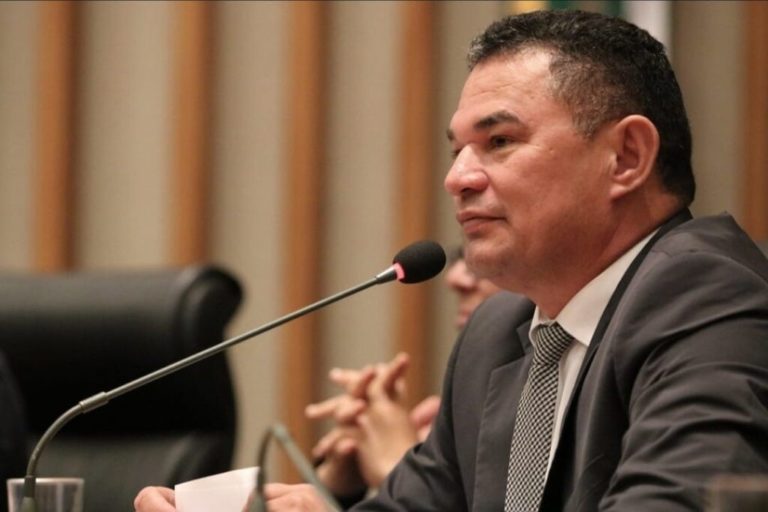 Líder do governo Ibaneis rebate Leandro Grass: “Debata abertamente”