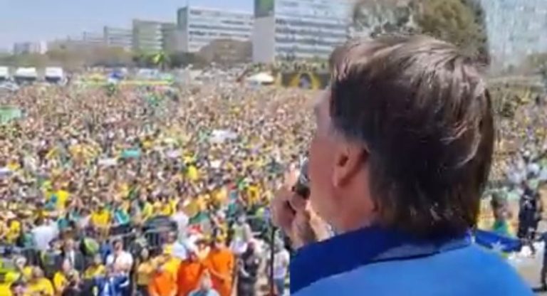 “Estarei onde vocês estiverem”, diz Bolsonaro na maior manifestação pela democracia ocorrida em Brasília