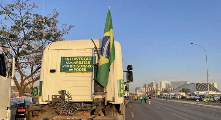 Governador do DF parabeniza PM por trabalho nos protestos