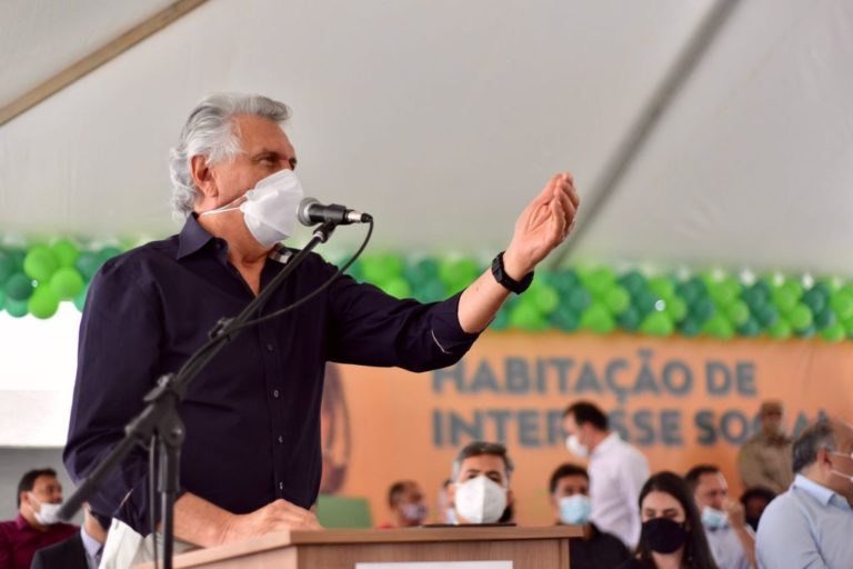 Em Valparaíso de Goiás, Caiado entrega 474 moradias e distribui 1.367 computadores para estudantes