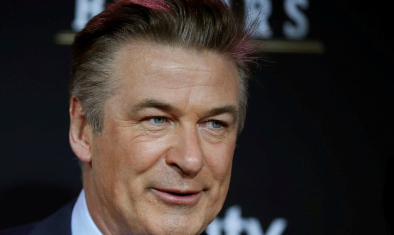 Alec Baldwin dispara em set de filmagem e diretora de fotografia morre