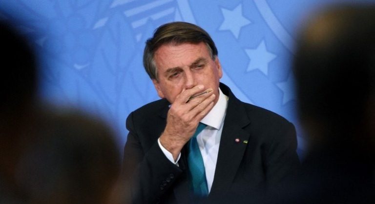 Bolsonaro vetou absorventes gratuitos para evitar impeachment