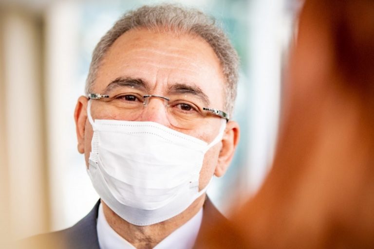 “Convocação de Queiroga é maneira de manter Bolsonaro no paredão”, analisa Bruna Torlay