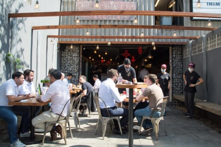 É seguro ir a bares, estádios e cinemas após a segunda dose da vacina contra a Covid-19? Confira respostas de especialistas