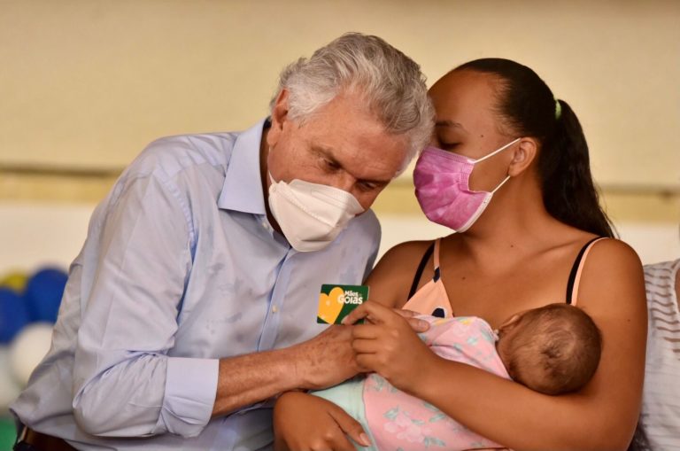 Caiado distribui Cartão do Programa Mães de Goiás e entrega 303 Chromebooks em Padre Bernardo