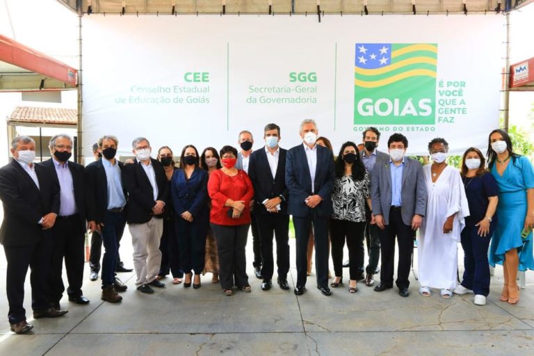 Caiado valoriza os professores em seu dia