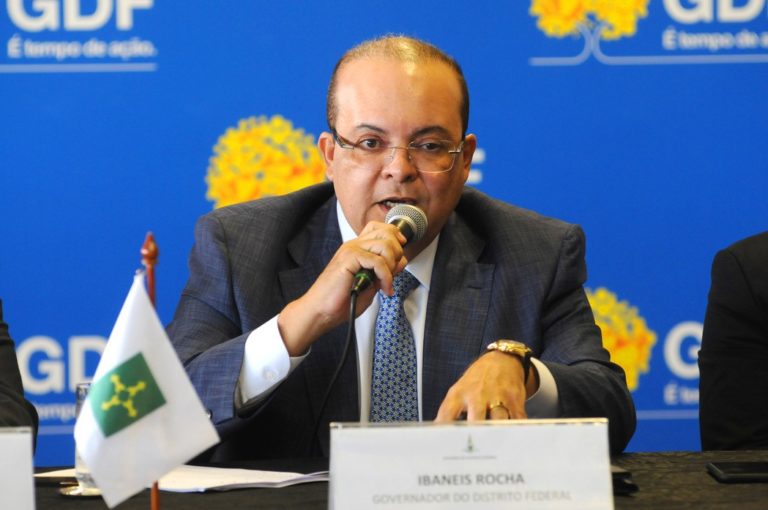 Ibaneis cria carreira de professor da UnDF