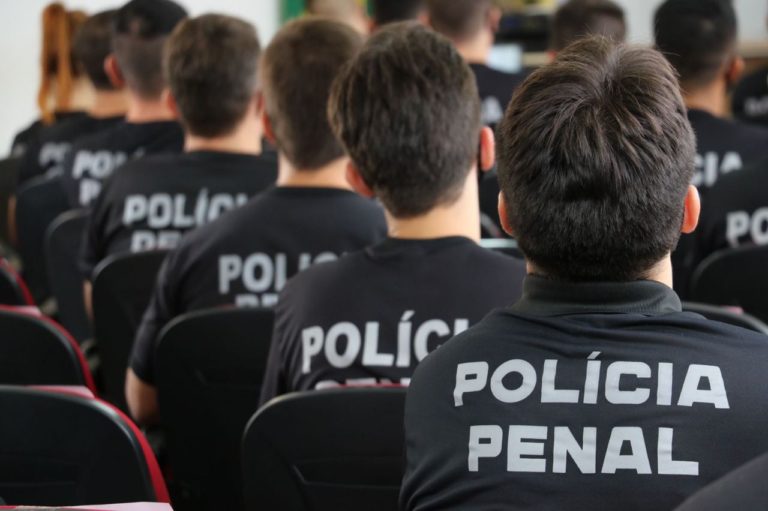 Caiado concede progressão a 1.361 policiais penais
