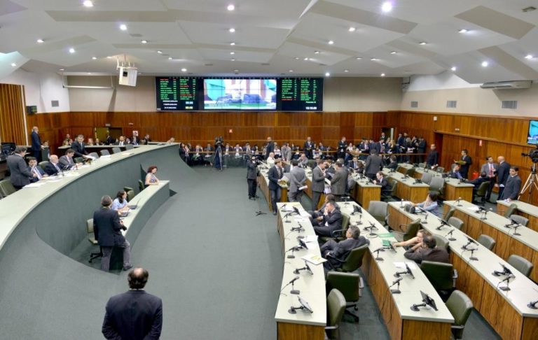 Sessão da Alego é encerrada após início de confusão entre deputados por causa de vídeo com fake news de Humberto Teófilo