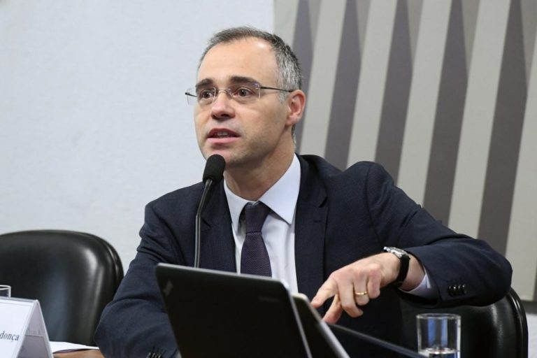 “Na vida, a Bíblia; no STF, a Constituição”, diz André Mendonça. Siga