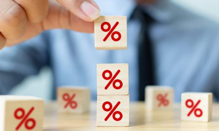 Sob pressão dos bancos, governo aumenta juros no consignado para 2,14%