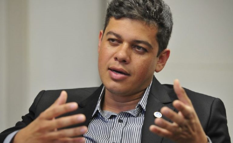 Rachadinha! PCDF vasculha gabinete do deputado Daniel Donizete