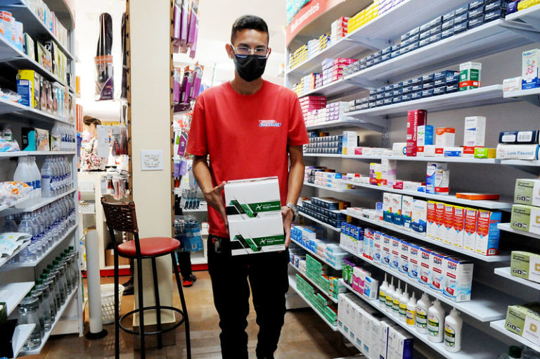 Farmácias do DF começam a testagem gratuita de covid-19