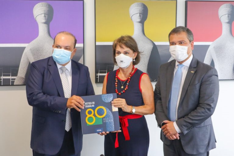 Governador assina cessão de espaço para agência do BRB no TST