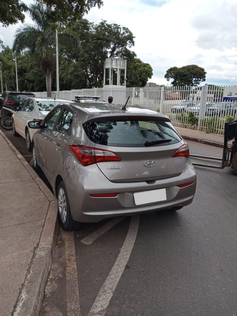 Detran remove veículos que impediam a passagem do Corpo de Bombeiros