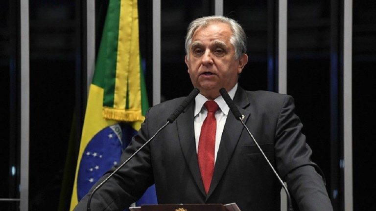 Para não ser cabo eleitoral de Ibaneis, senador Izalci (PSDB) prepara as malas para pousar no PROS/DF. Senador nega