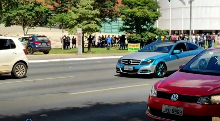 Nem FAKE NEWS conseguiu mobilizar PMs em manifestação pífia contra o governo em frente ao Buriti