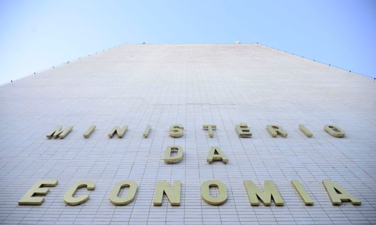 Governo bloqueia mais de R$ 8,2 bi do Orçamento; reajuste a servidores fica fora de revisão