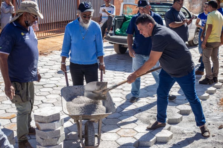 Emendas do dep Hermeto compram máquinas de fazer bloquetes e transforma comunidades com asfaltos