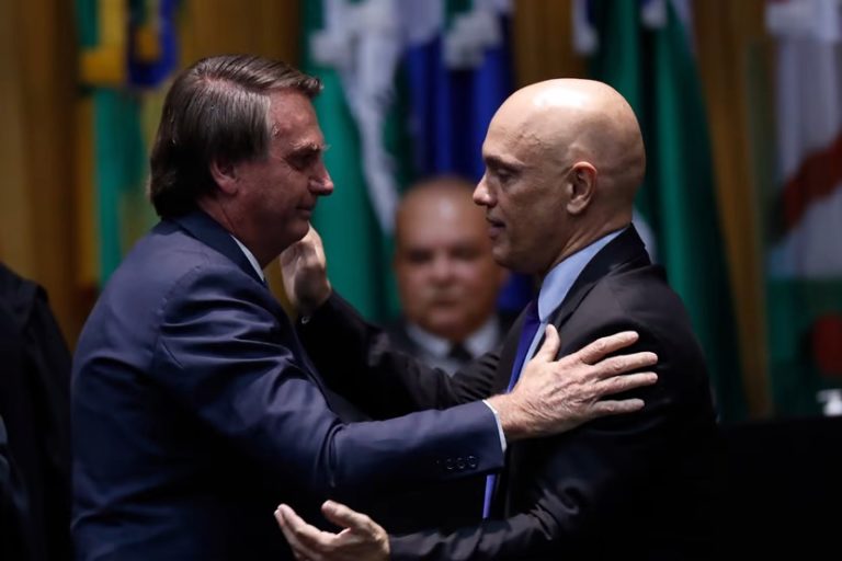 Moraes é obrigado a se levantar antes de ser cumprimentado por Bolsonaro. VEJA VÍDEO