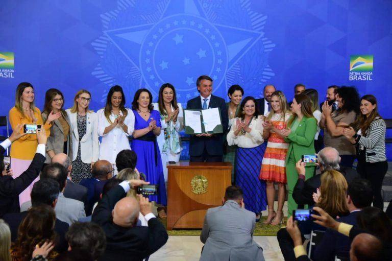Bolsonaro assina Medida Provisória que institui programa voltado à inserção e à manutenção das mulheres e jovens no mercado de trabalho