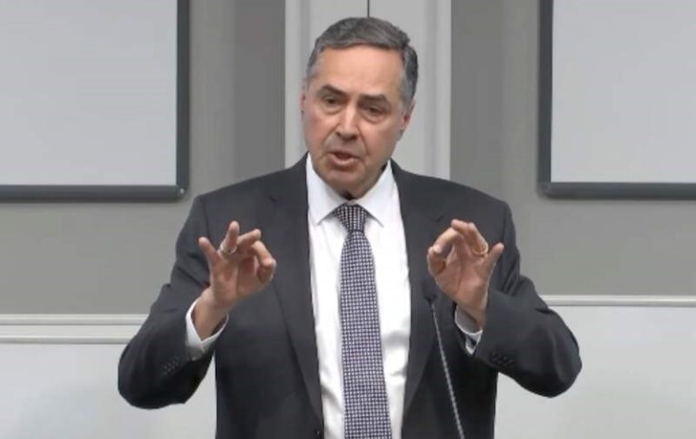 Chamado de mentiroso em Oxford, Barroso reitera versão de retorno ‘ao voto de papel’