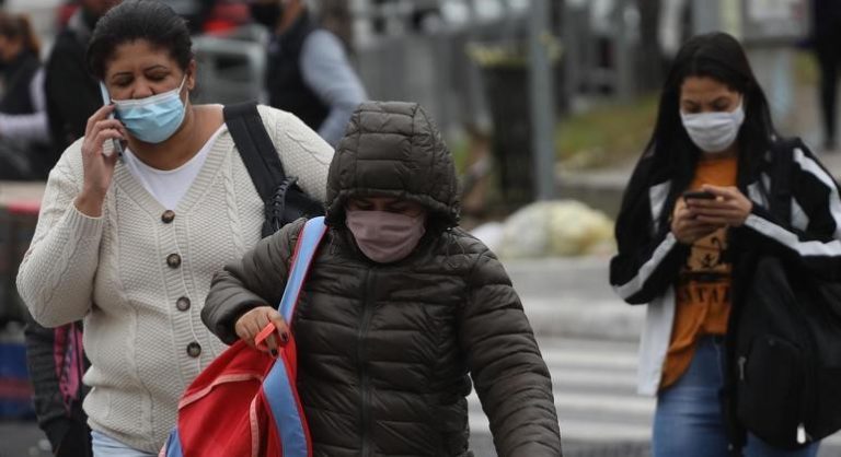 Número de casos semanais de Covid-19 no Brasil é o mais alto desde março