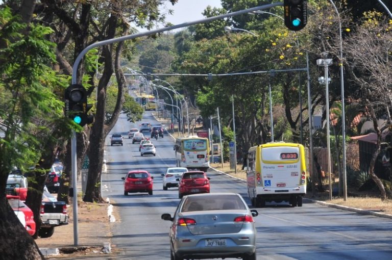 Mais de R$ 100 milhões serão investidos em semáforos controlados por inteligência artificial, diz diretor do Detran-DF