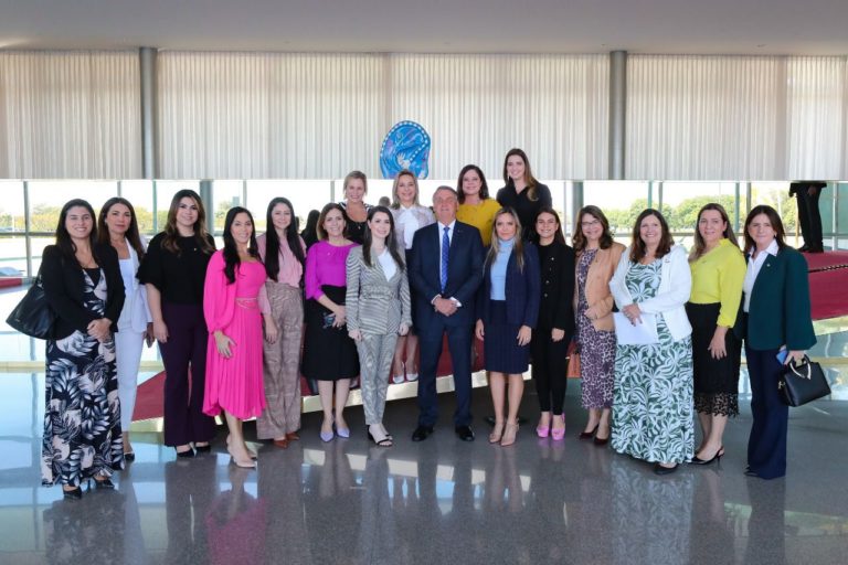 Bancada feminina no congresso toma café com o presidente Jair Bolsonaro